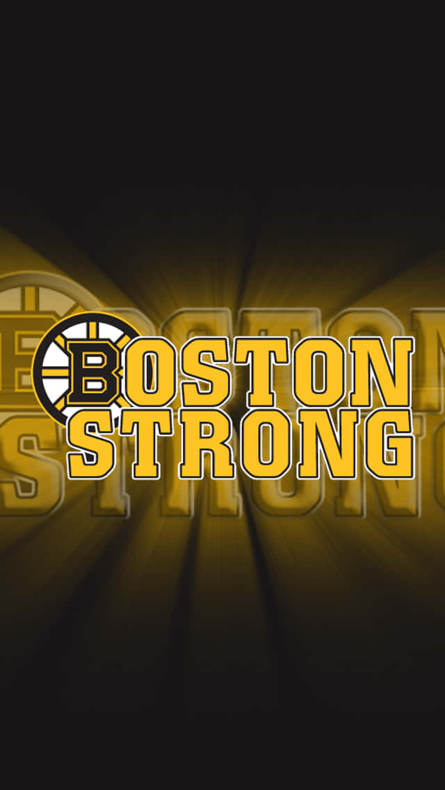 感受波士頓棕熊隊冰球賽事的熱情！ 壁紙 — 大膽的黃色Boston Strong文字與Bruins標誌在深色背景上散發光芒。