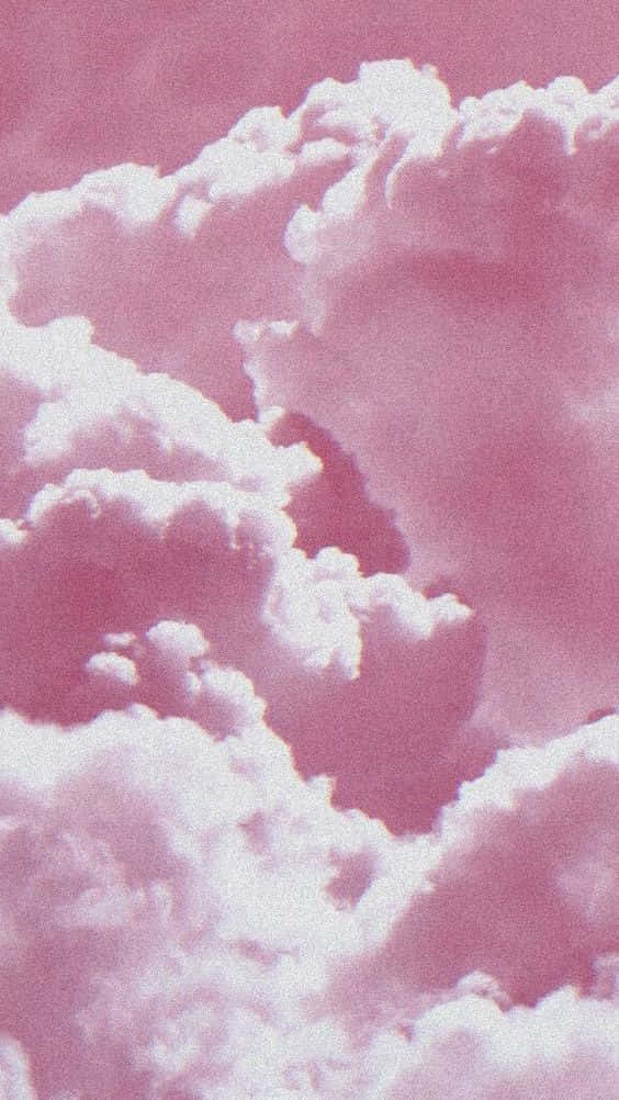 感受清爽視覺，盡享活力粉紅背景 壁紙 — 柔軟如棉的雲朵在夢幻般的粉紅天空中飄浮，帶有柔和漸變和細膩質感。