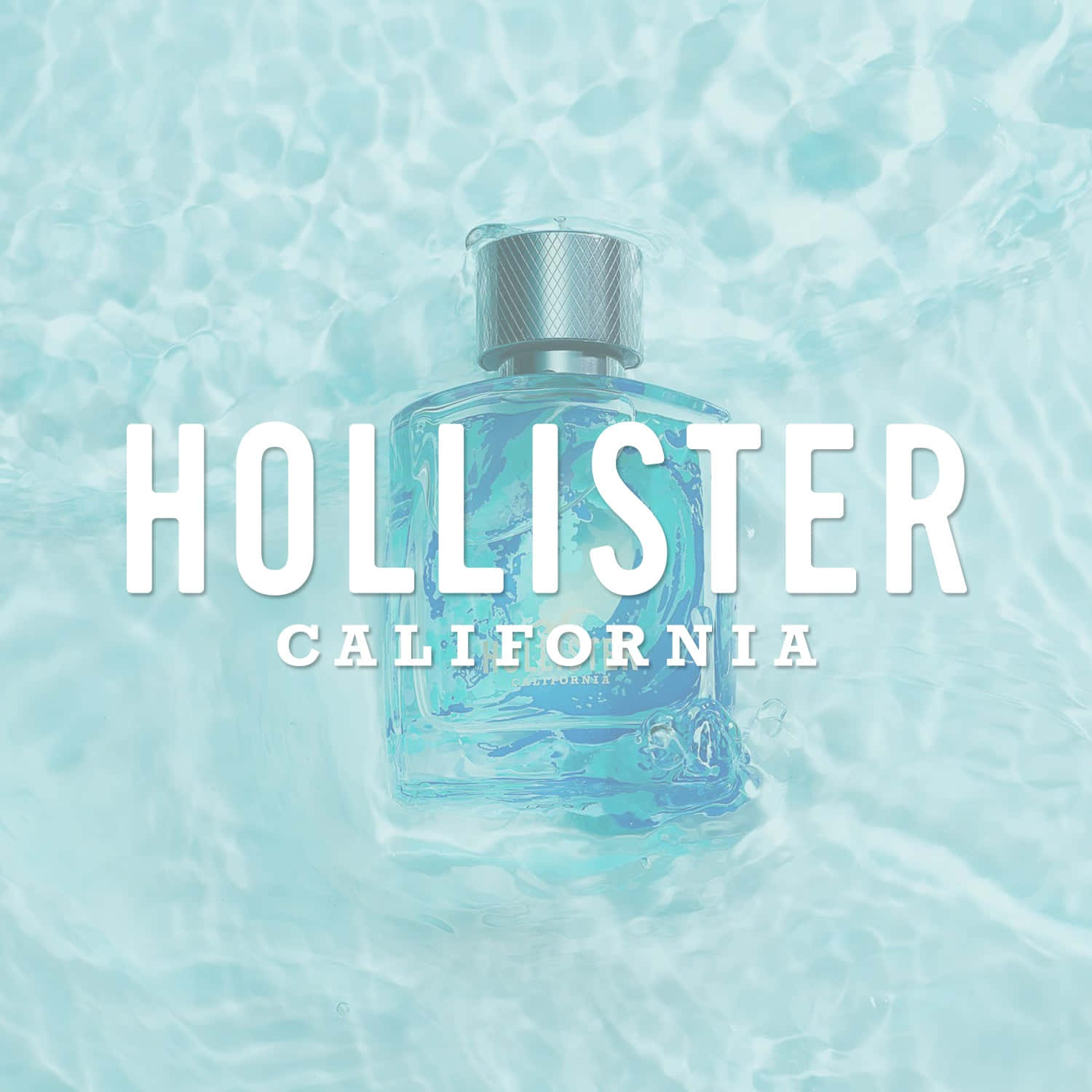 Hollister California 香水瓶漂浮在清澈的藍色水中。