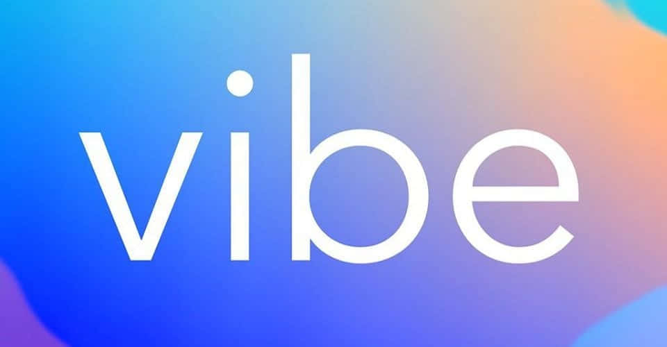 感受節奏，準備迎接新一波的音樂浪潮 壁紙 — 白色小寫字母 'vibe' 一詞居中於混合藍色、紫色和橙色色調的漸變背景上。