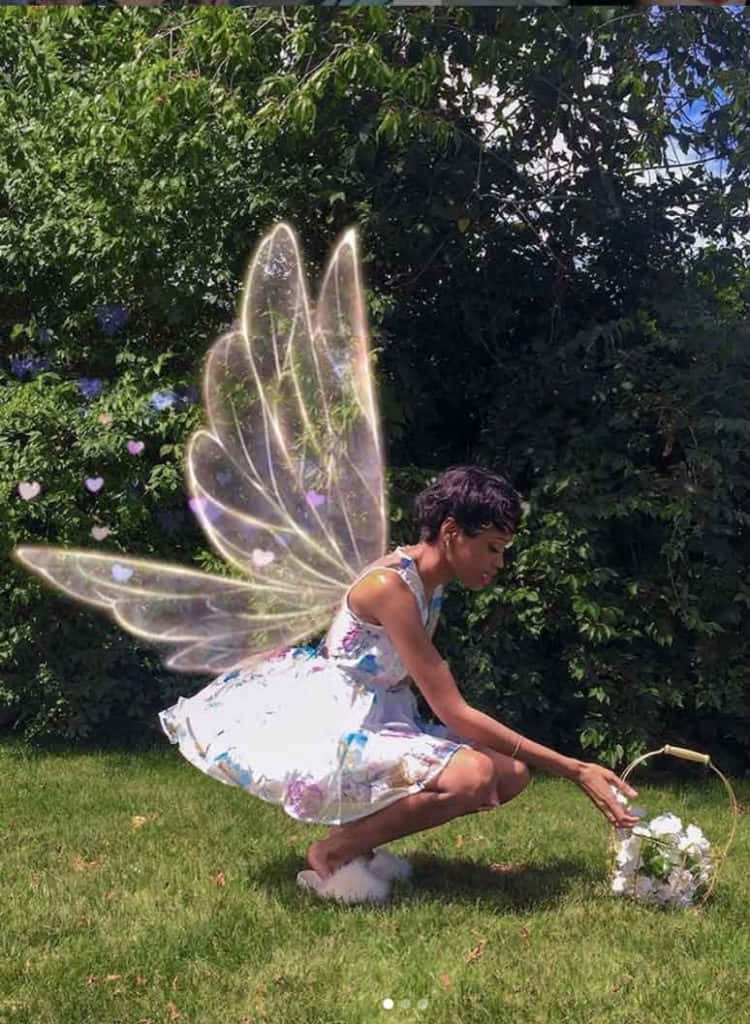 一位擁有發光仙女翅膀的女性在花園籃子中收集白色花朵。