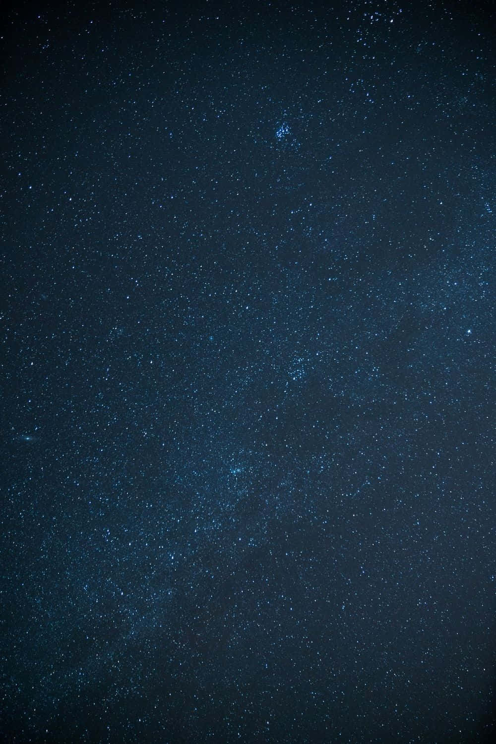 帶有藍色調和宇宙塵埃雲的星空夜空。