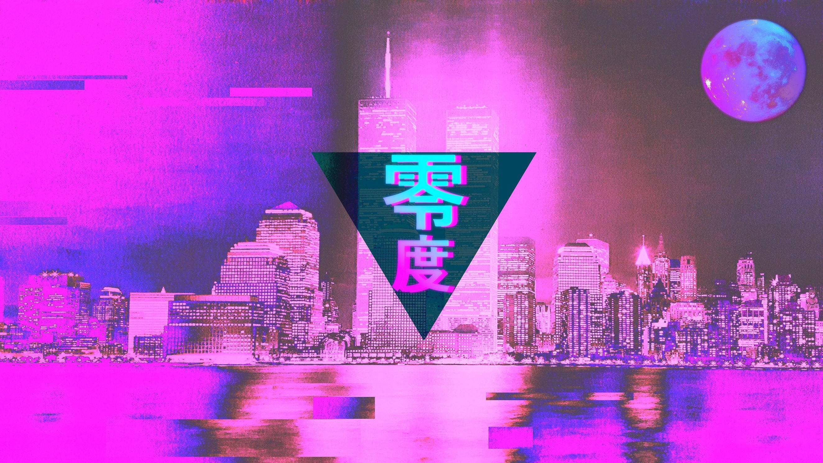 感受自然之美，打造桌面風景 壁紙 — 夜晚的霓虹粉紅和紫色故障藝術城市景觀，帶有發光的月亮和三角形疊加中的中文字元。