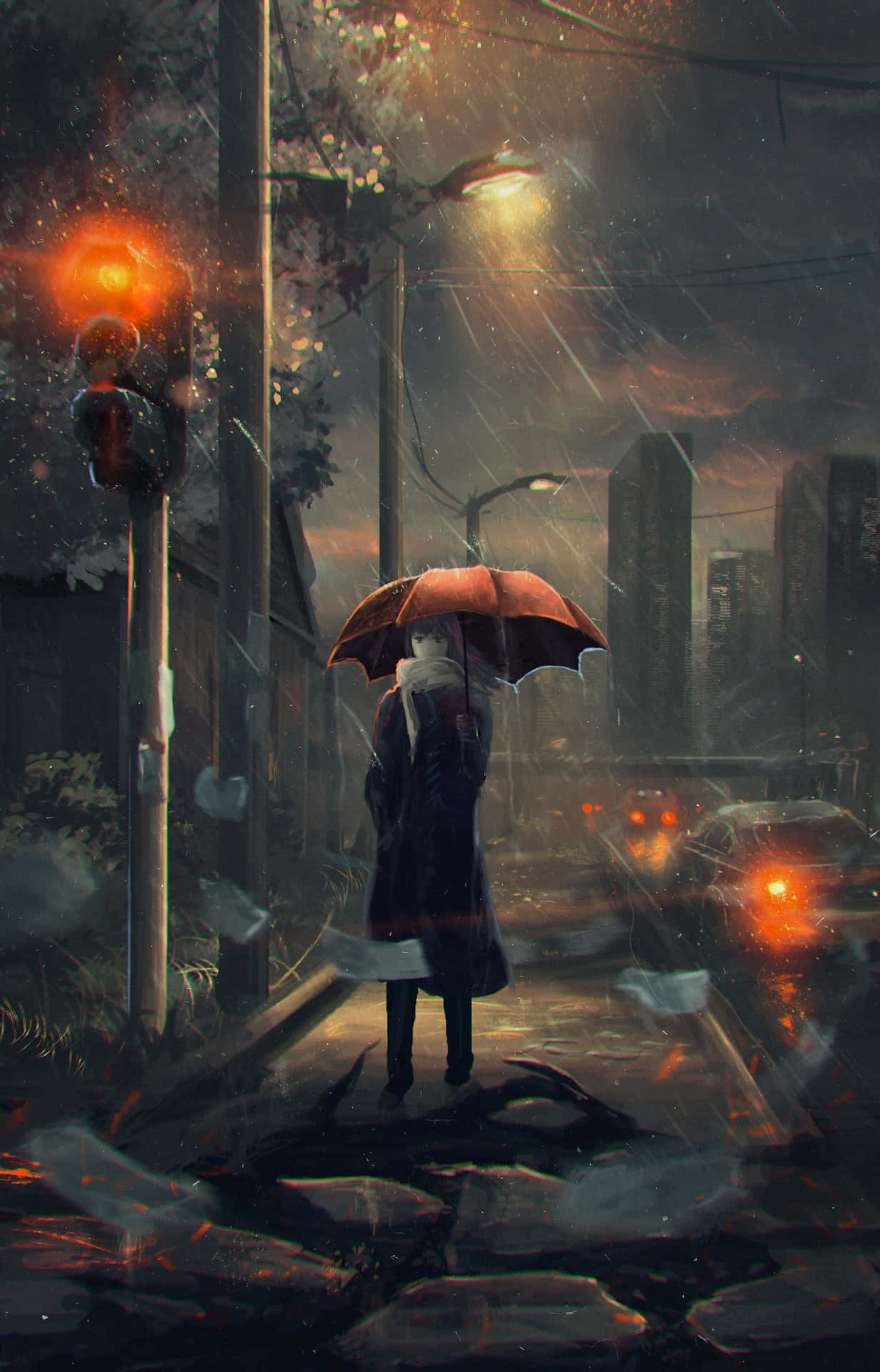 一個人撐著橙色雨傘，在黃昏時分閃爍的燈光下，走在雨中的城市街道上。