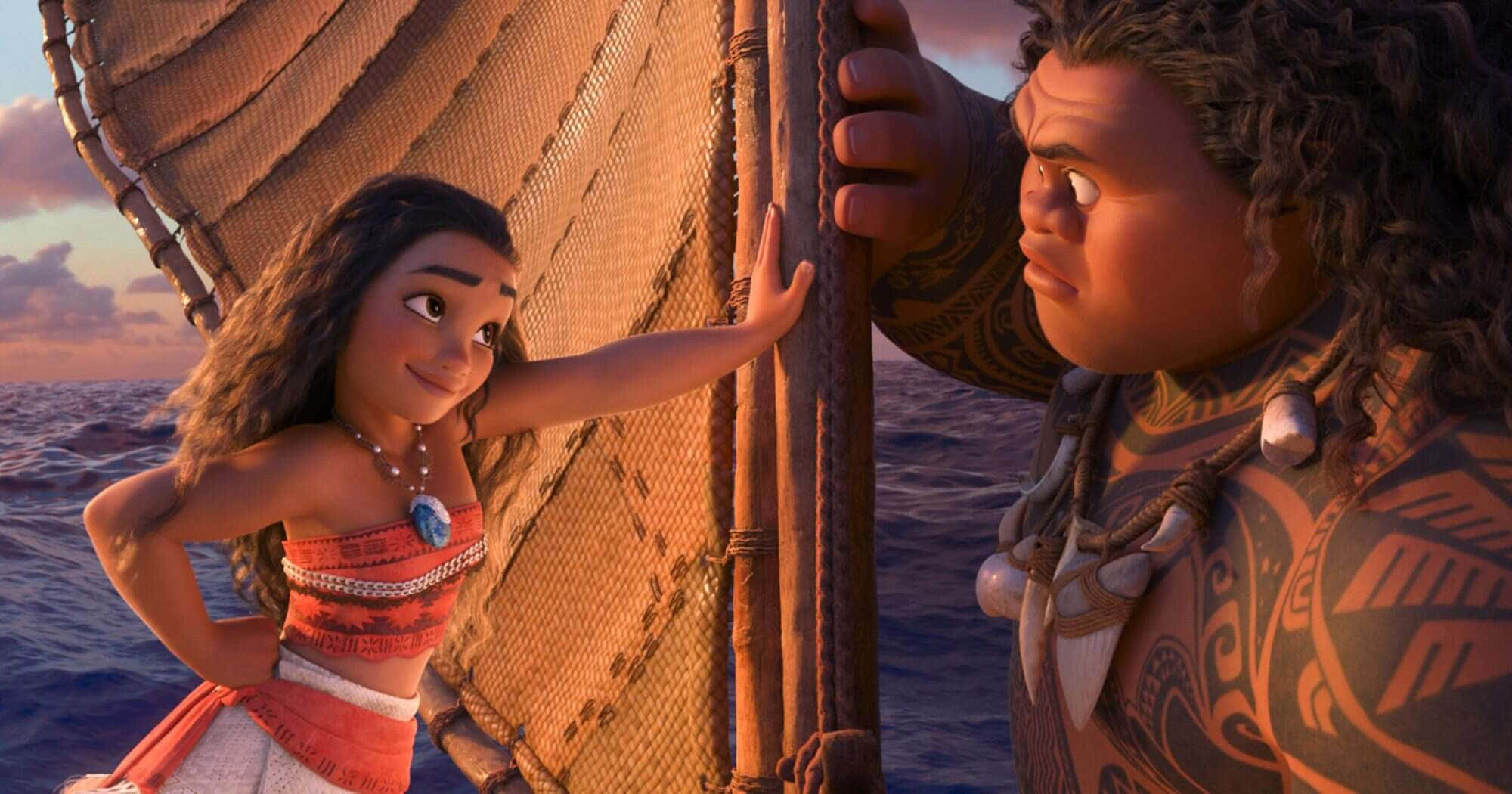 感受莫阿娜踏上改變人生的旅程所展現的勇氣與決心 壁紙 — Moana 和 Maui 站在帆船上，夕陽西下，溫暖的橙色光線反射在海浪上。