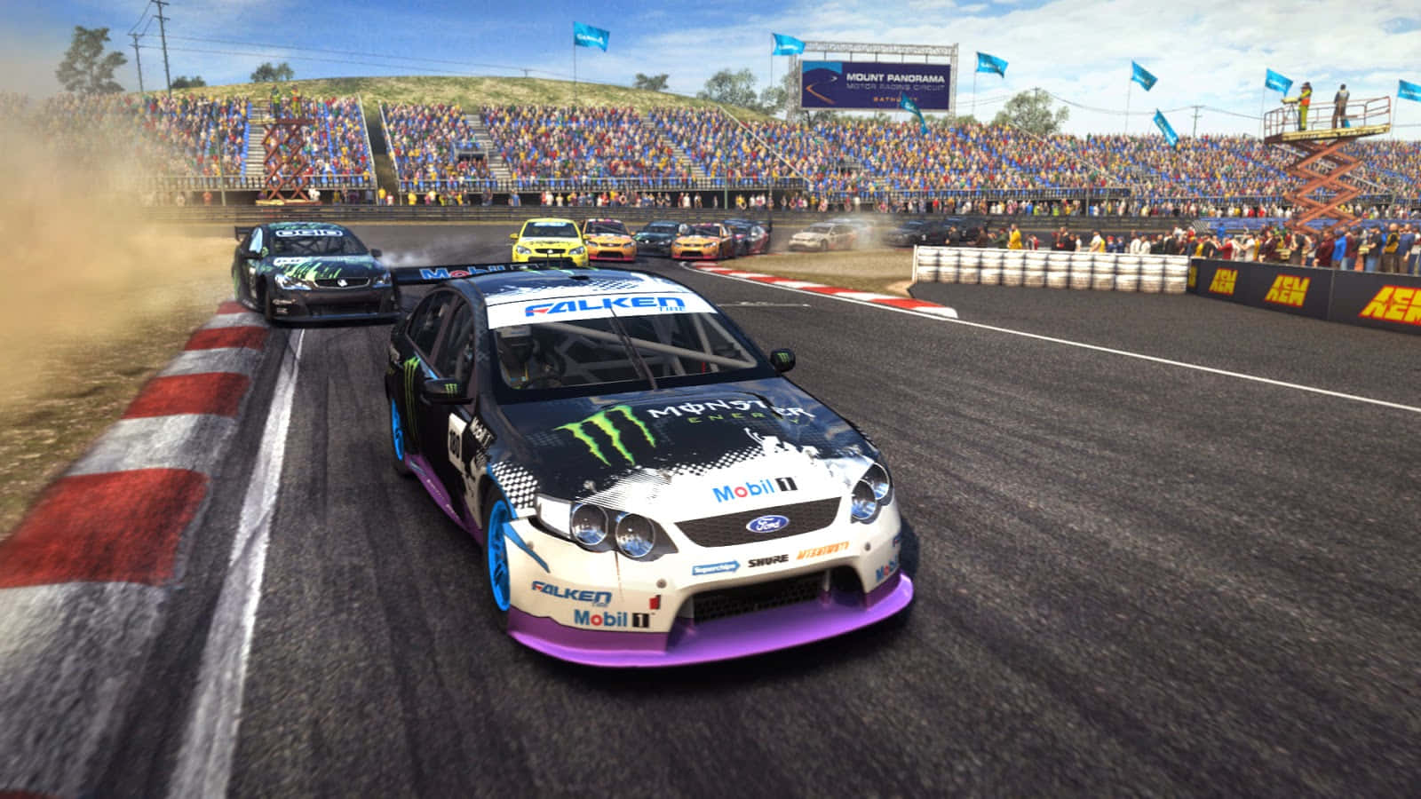 感受賽車的澎湃動力，體驗 Grid Autosport 壁紙 — 一輛高速賽車在陽光照耀的賽道上繞過彎道漂移，引擎轟鳴，看台上的人群歡呼雀躍。