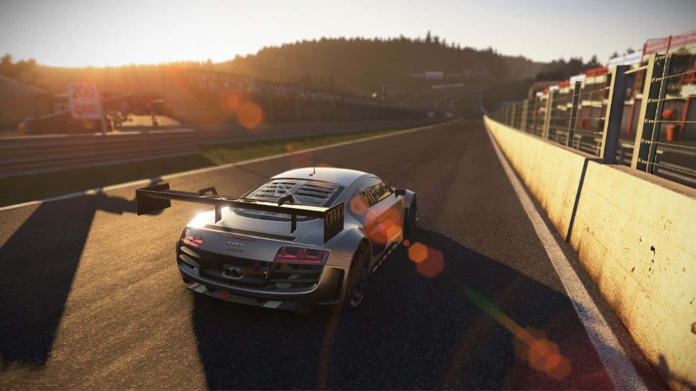 感受賽道速度的快感，這款 1366x768 Project Cars 壁紙色彩繽紛 壁紙 — 一輛銀色賽車在陽光普照的賽道上疾馳，鏡頭產生眩光，觀眾在看台上觀看。