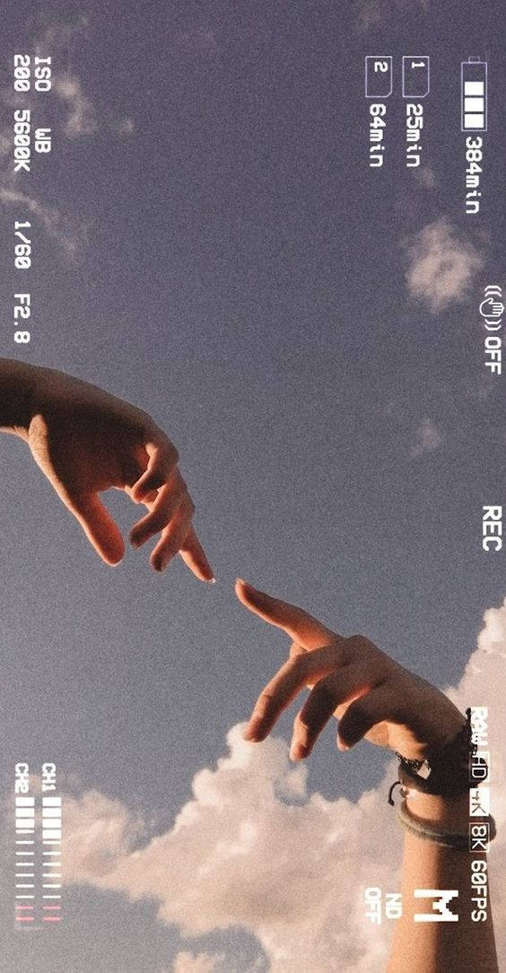 兩隻手在陰天天空下互相伸向對方，帶有相機界面疊加層。