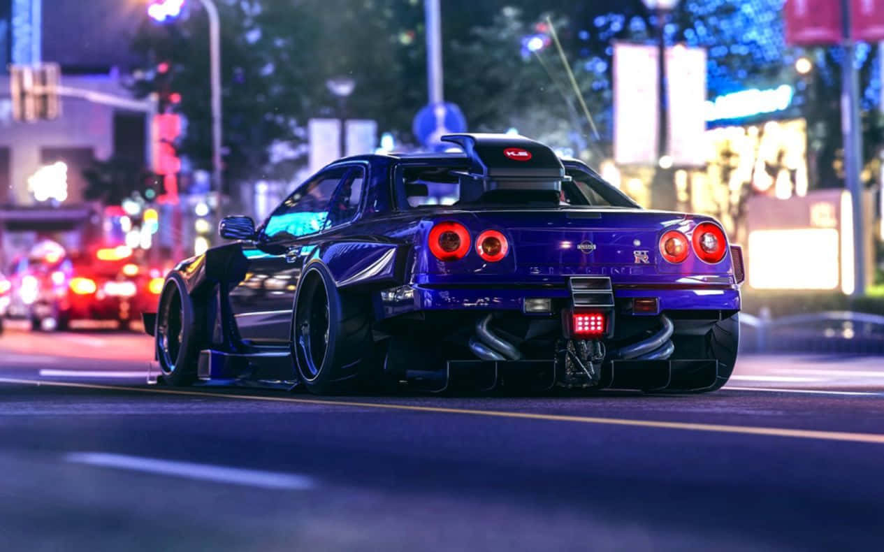 光澤紫色改裝日產Skyline GT-R在夜間停泊在霓虹燈照亮的城市街道上。