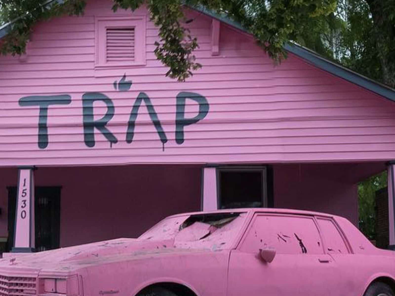 帶有「TRAP」塗鴉的粉紅色房子，外面停著一輛佈滿灰塵的粉紅色汽車。