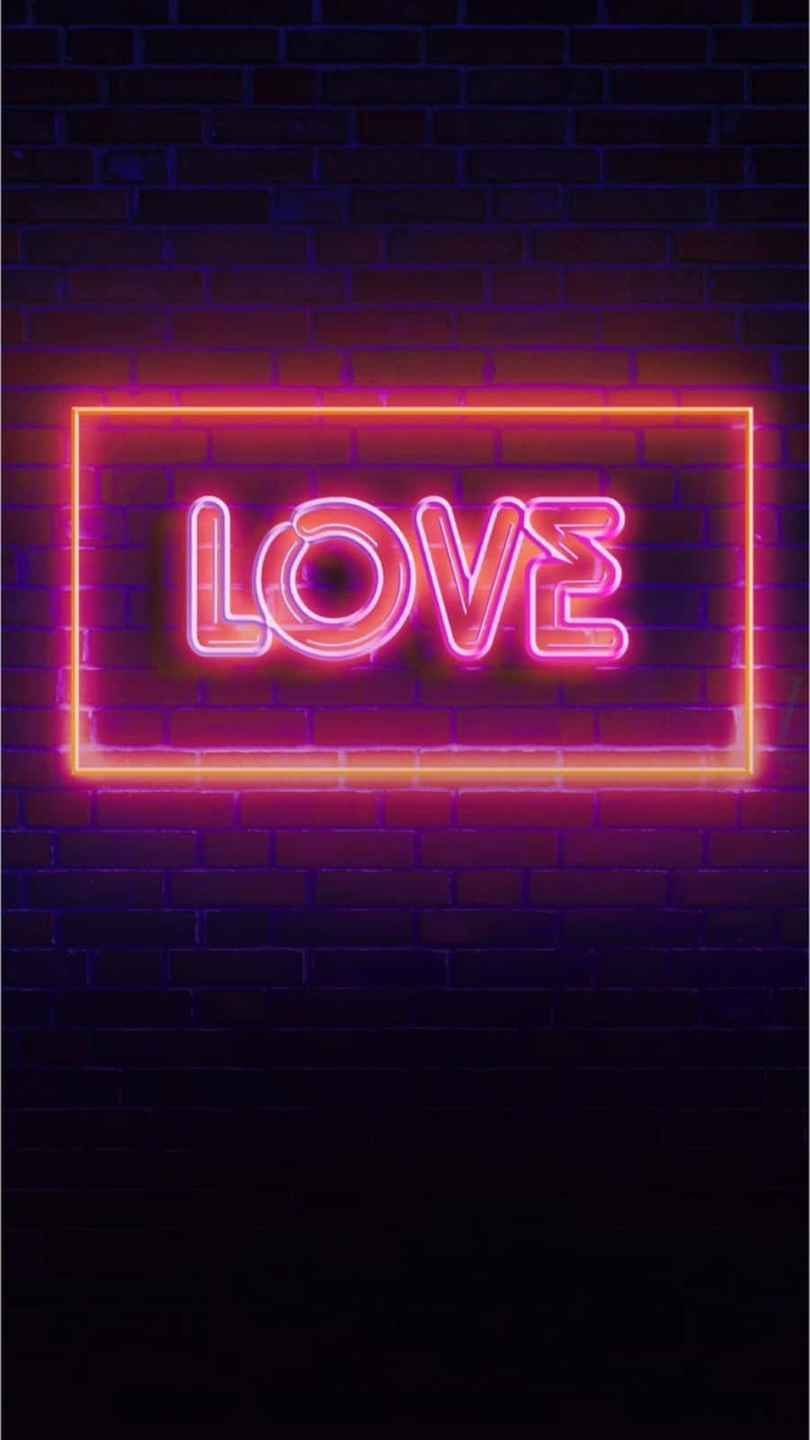夜晚，磚牆上發光的LOVE霓虹燈牌。