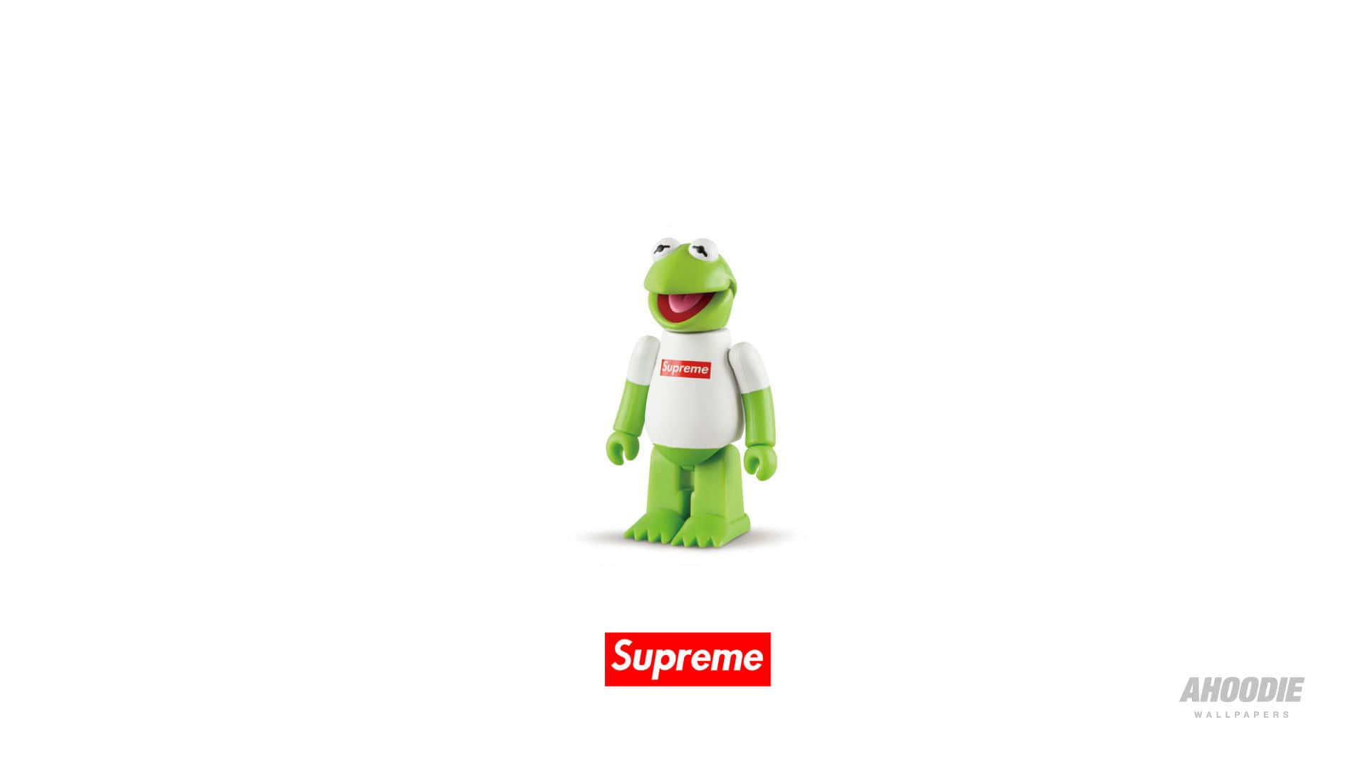 白色背景上，着住白色Supreme T恤嘅綠色Kermit青蛙玩具。