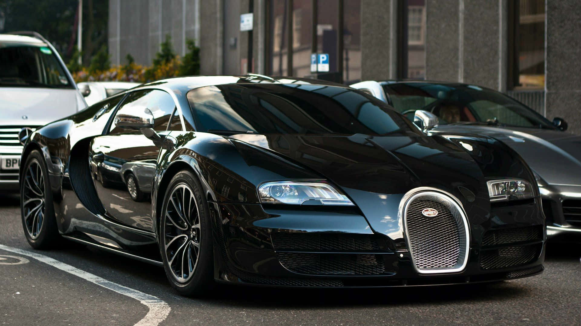 黑色Bugatti Veyron停泊在城市街道上，帶有倒影