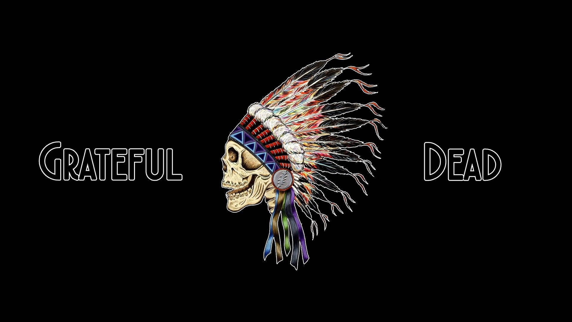 戴羽毛頭飾的頭骨，附有「Grateful Dead」文字