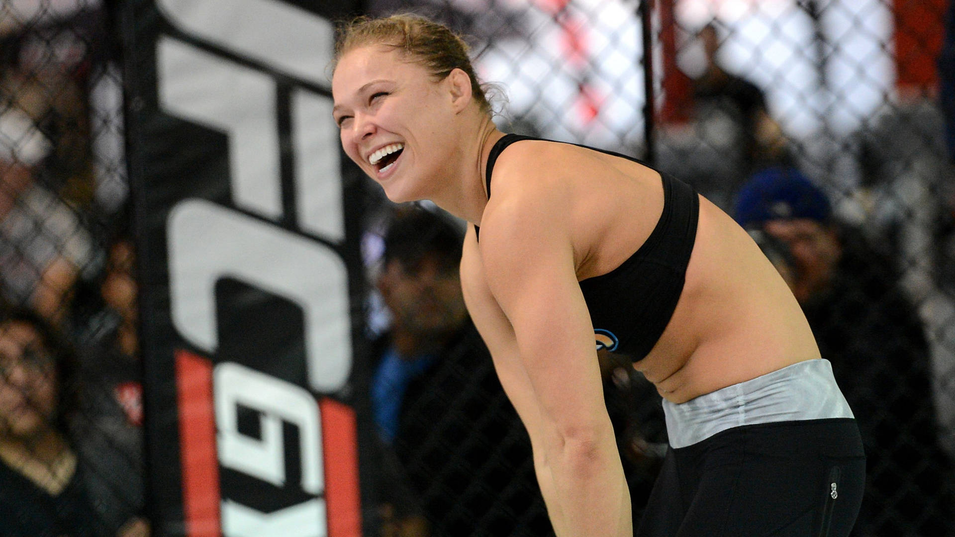 女性MMA拳手在UFC八角籠內比賽後大笑