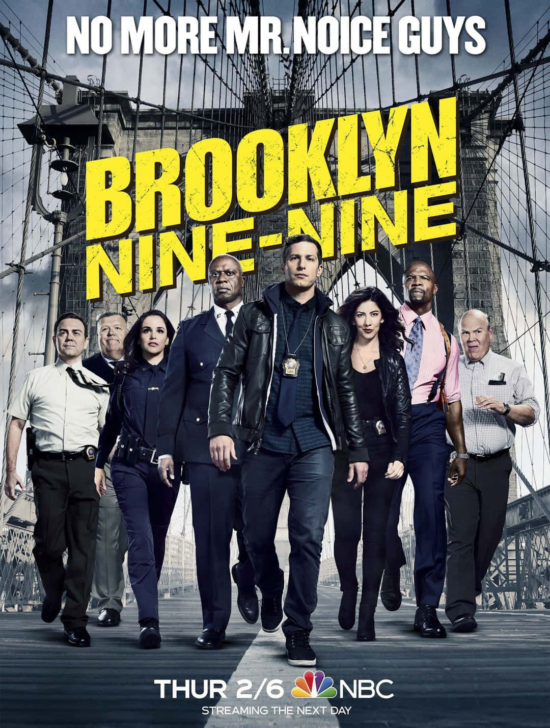 慶祝《Brooklyn Nine-Nine》瘋狂演員陣容！ 壁紙 — 一群警察自信地走過布魯克林大橋，下方有粗體黃色標題文字。