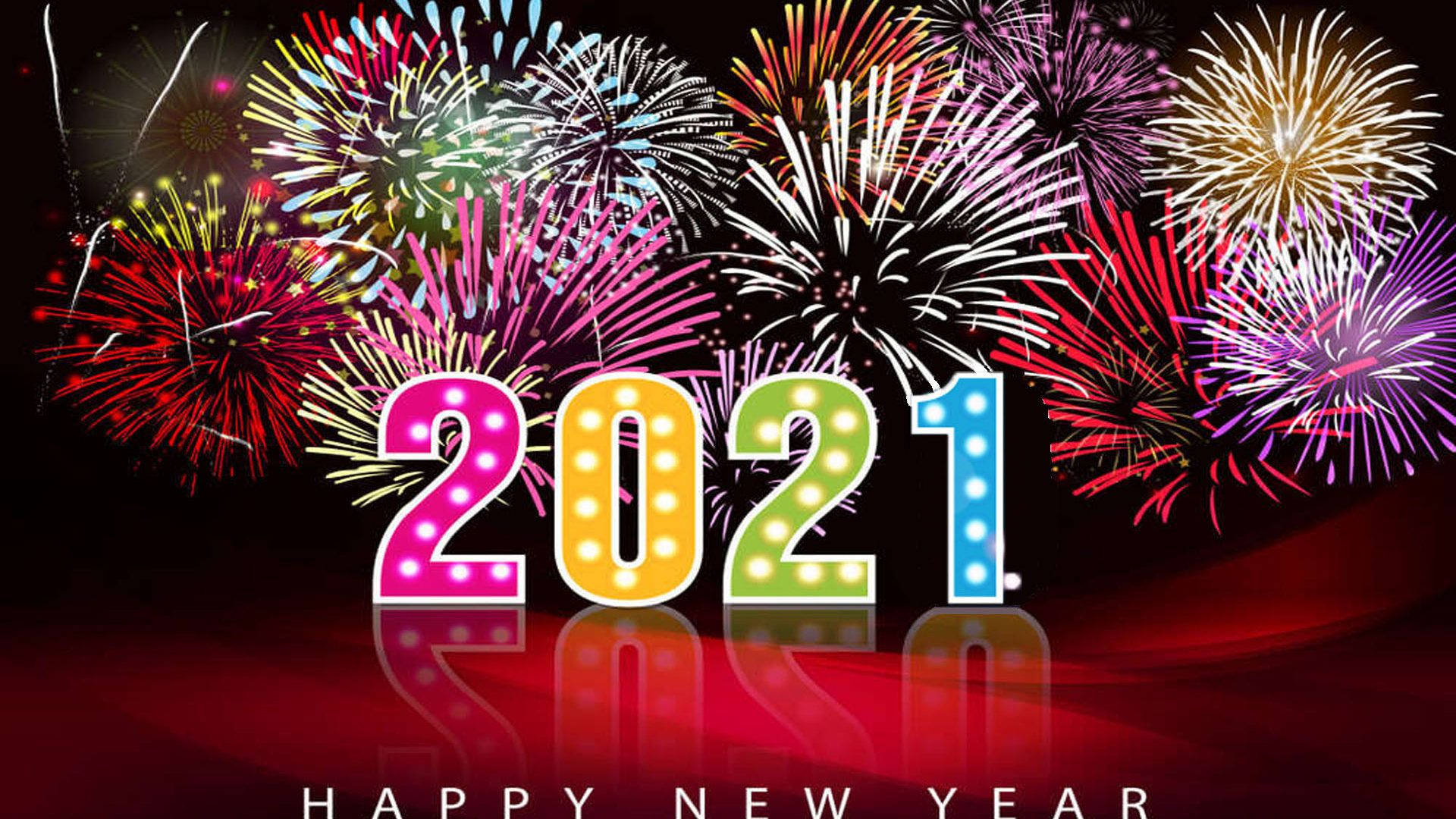 彩色煙花在發光的2021燈光上方綻放，反射在紅色表面上。