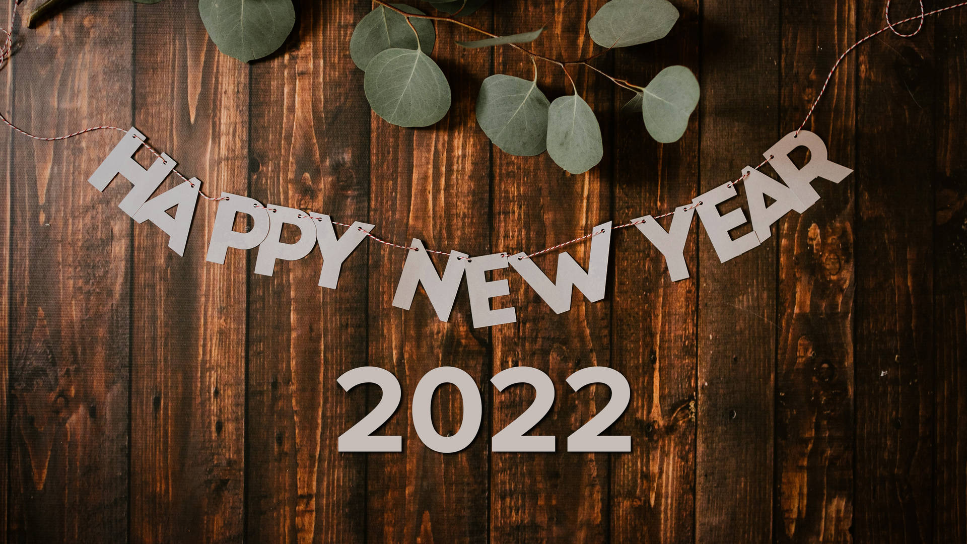 Happy New Year 2022 橫幅，帶有尤加利葉和木質背景