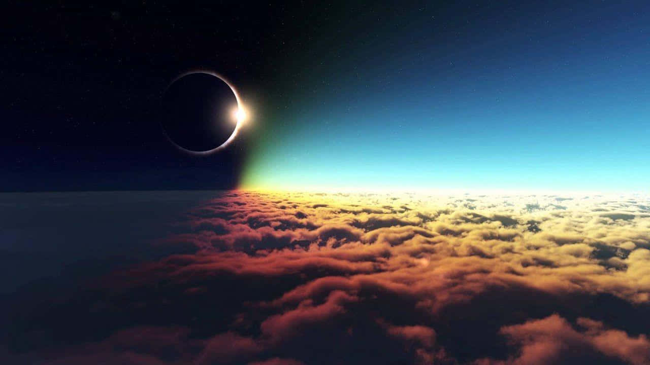 日蝕在彩色雲層上方發光，從上方觀看
