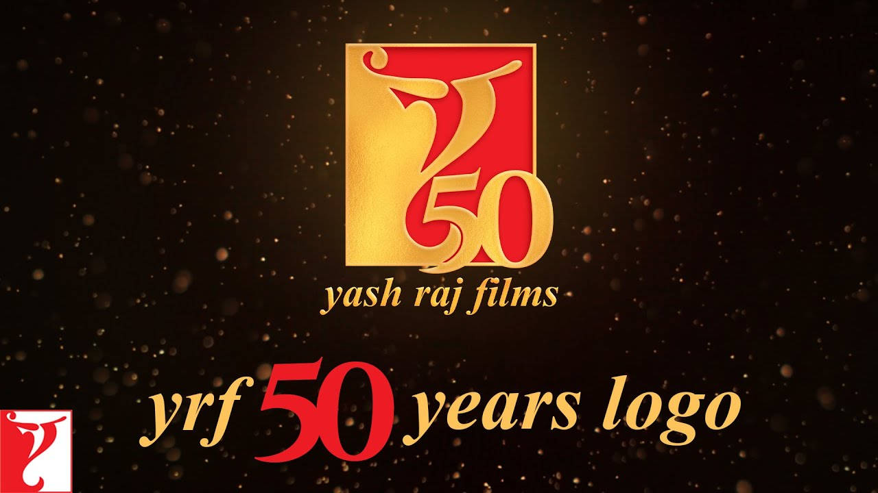 Yash Raj Films 50週年標誌，金色和紅色文字，背景為閃爍深色。