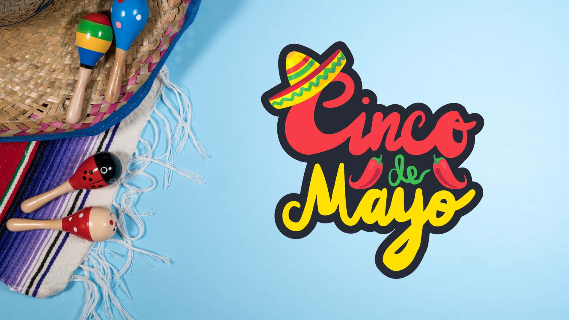 慶祝五月五日 壁紙 — 充滿活力的 Cinco de Mayo 標誌，在淺藍色背景上，色彩繽紛的毯子上有沙槌和墨西哥闊邊帽。