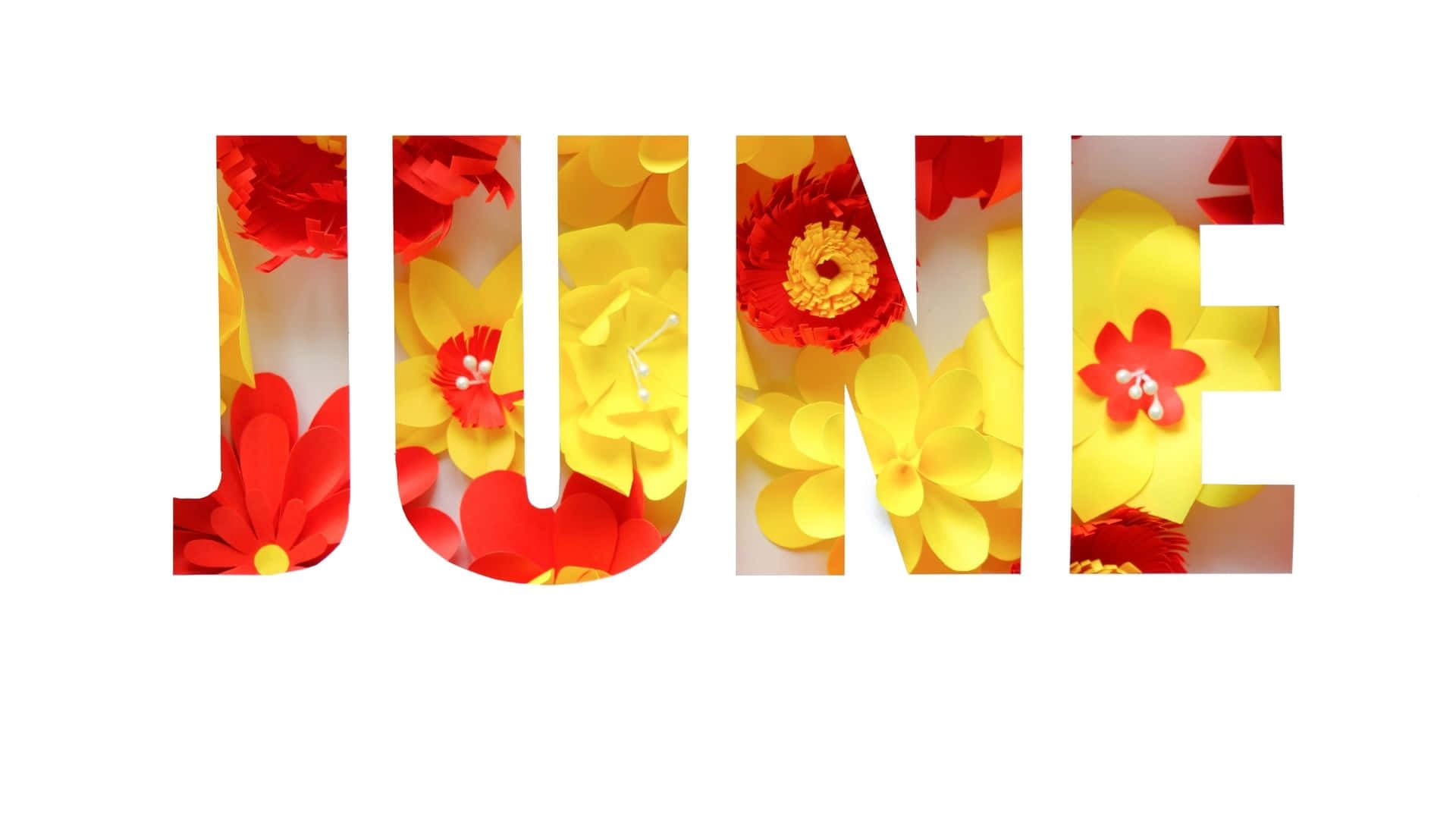 白色背景上由紅色和黃色紙花組成的 June 這個詞。