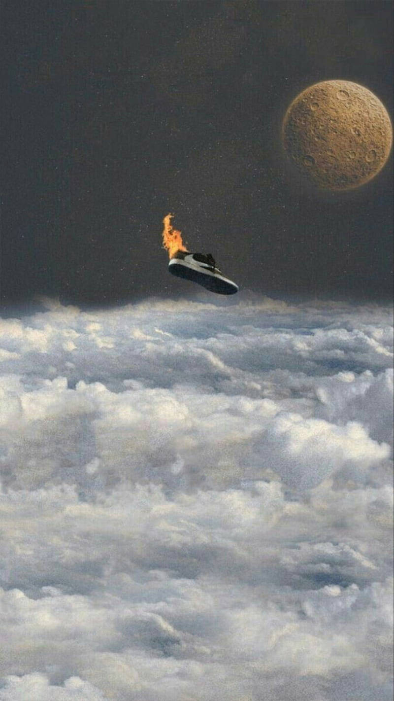 一雙燃燒的運動鞋飛過雲層，天空中有月亮。