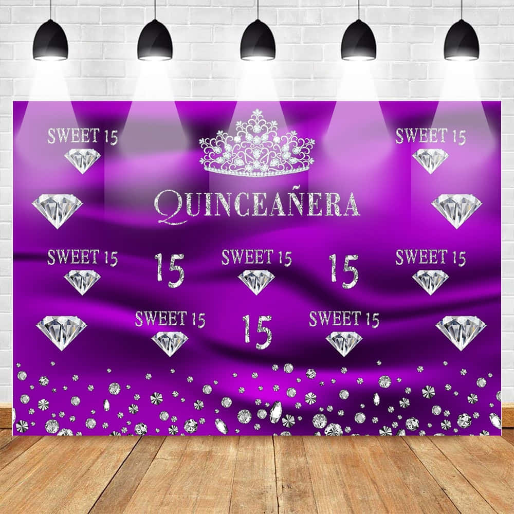 慶祝她的十五歲成人禮 壁紙 — 充滿活力的紫色 quinceañera 背景，帶有銀色頭飾鑽石和聚光燈下的「Sweet 15」文字。