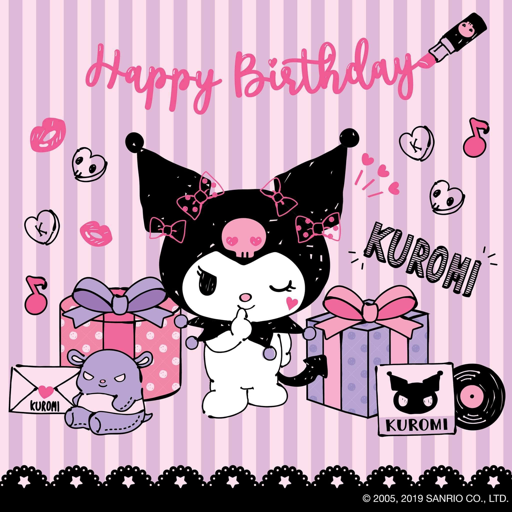 慶祝庫洛米生日的趣味壁紙 壁紙 — Kuromi 黑色貓咪戴著粉紅色蝴蝶結，坐在條紋背景上的禮物之間，用音符和心形慶祝生日。