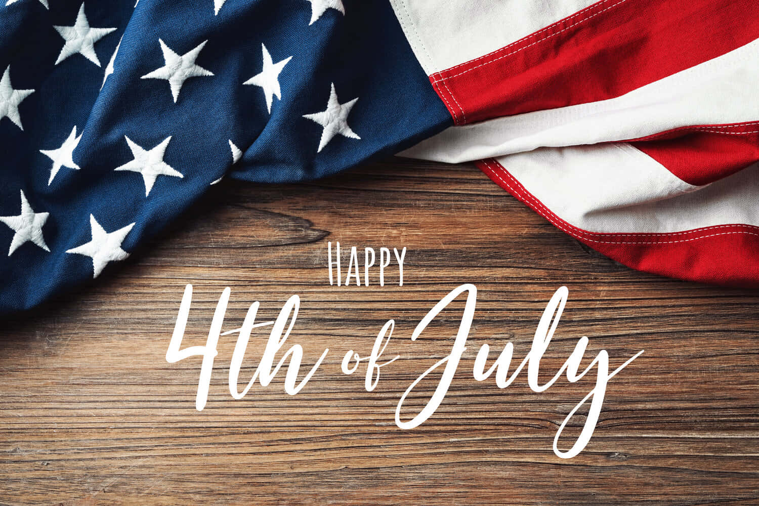 木頭上的美國國旗與Happy 4th of July文字