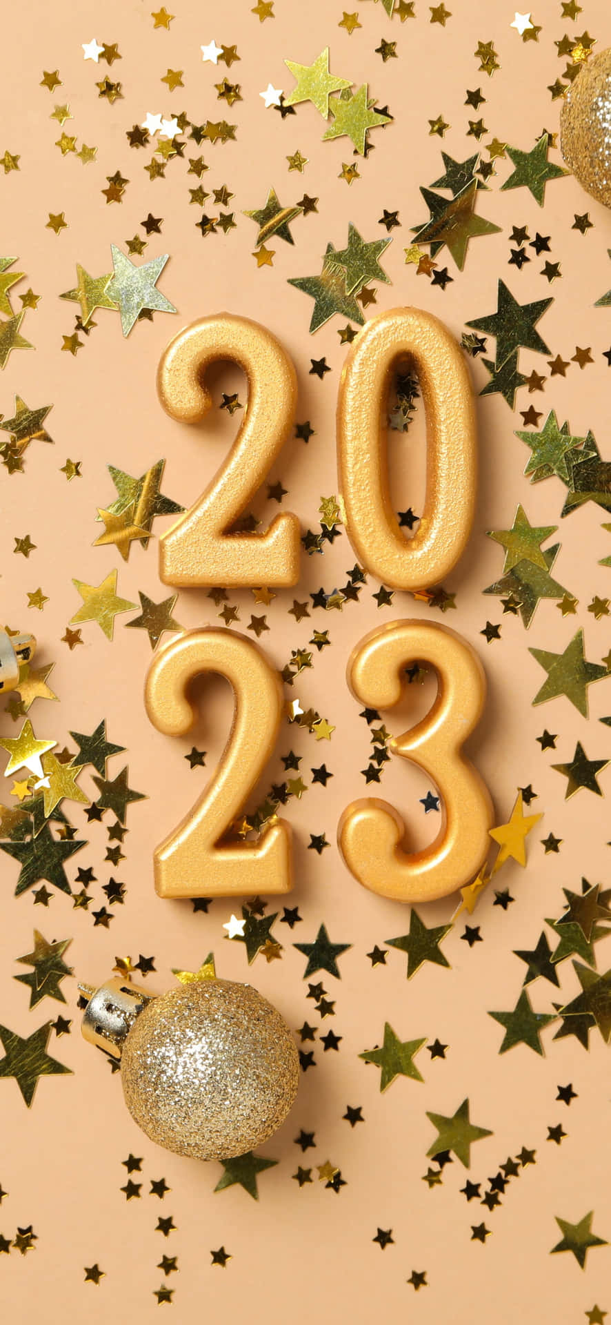 金色2023數字被星星和裝飾環繞，用於新年慶祝。