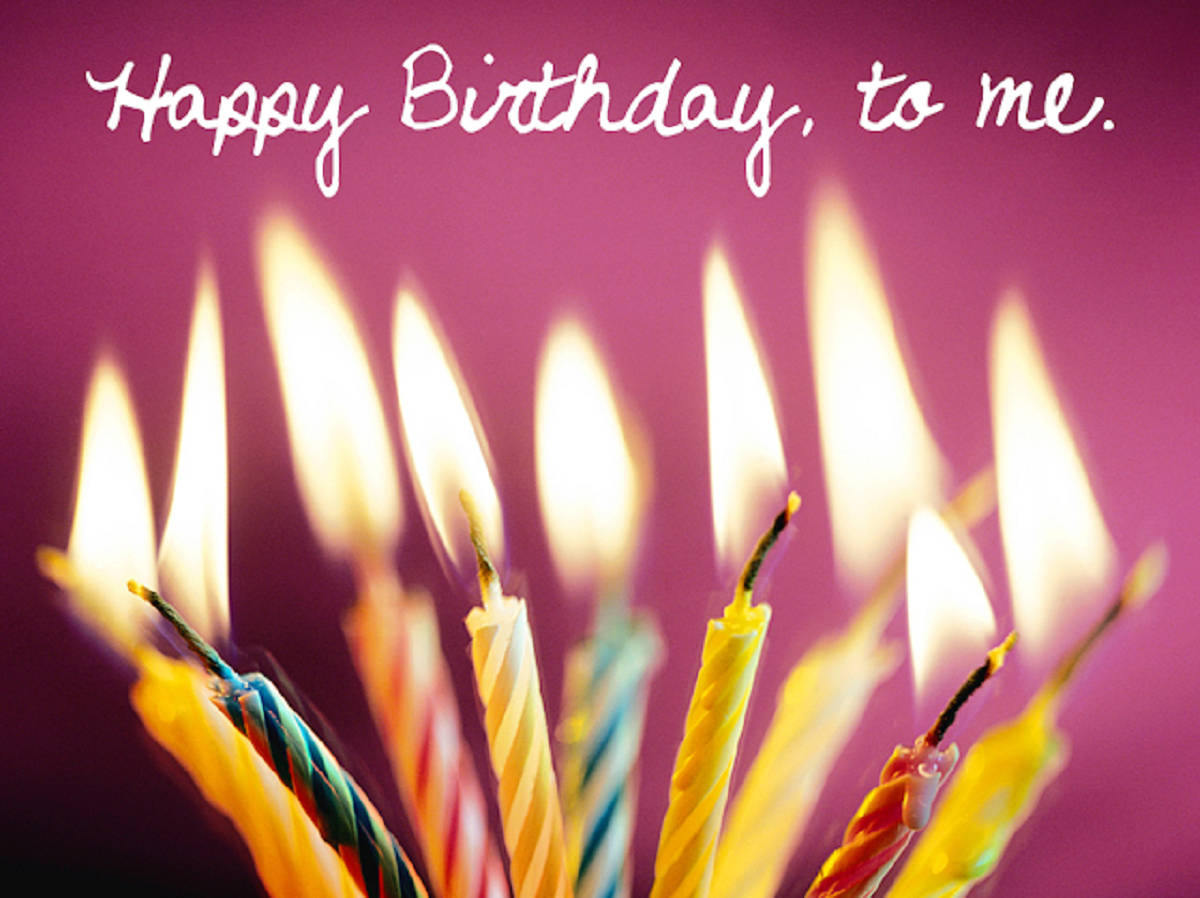 Happy Birthday to me 文字在點燃的生日蠟燭上方