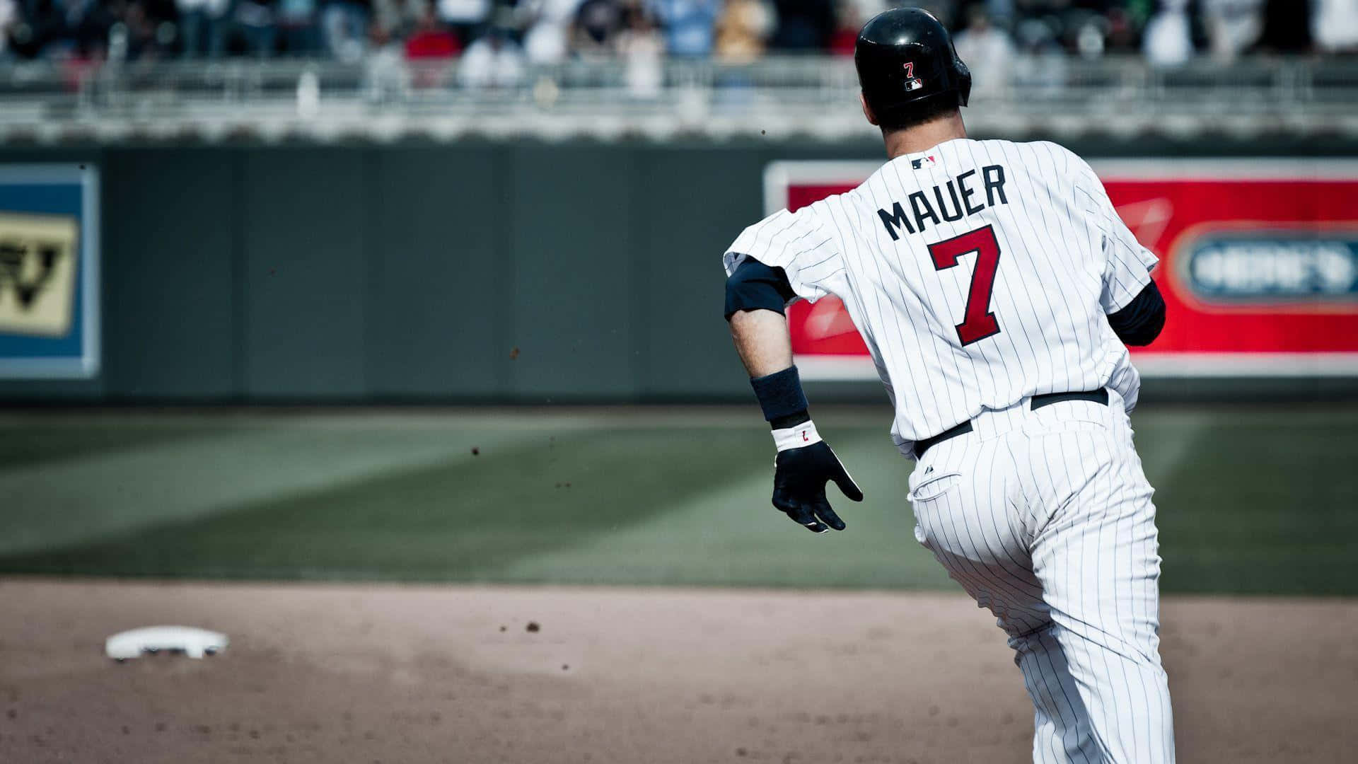 棒球手 Mauer 在日間比賽中在場上奔跑。
