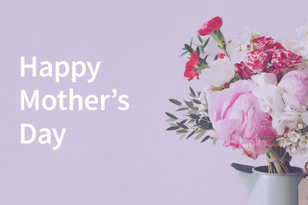 花瓶中的花卉佈置旁有Happy Mother's Day文字。