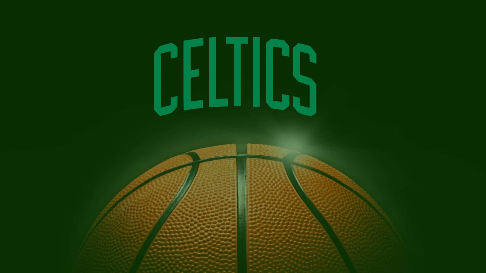 慶祝波士頓塞爾提克隊的勝利傳承 壁紙 — 一個帶有 'CELTICS' 文字的籃球在深綠色背景上發光。