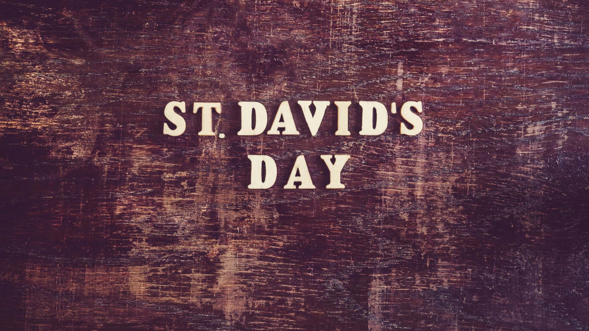 風化木背景上的 St David's Day 文字