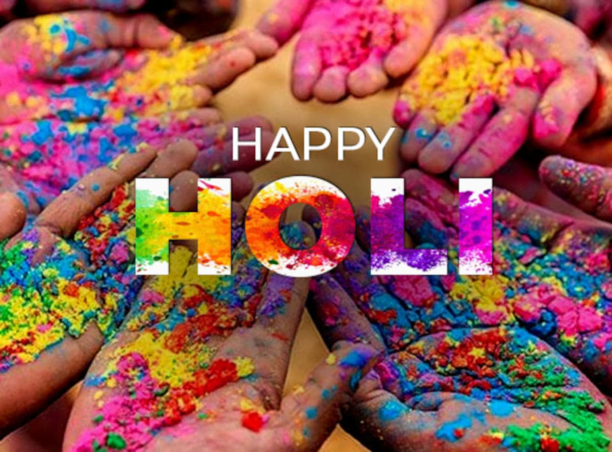 被彩色霍利粉末覆蓋的手圍繞著文字「HAPPY HOLI」形成一個圓圈。