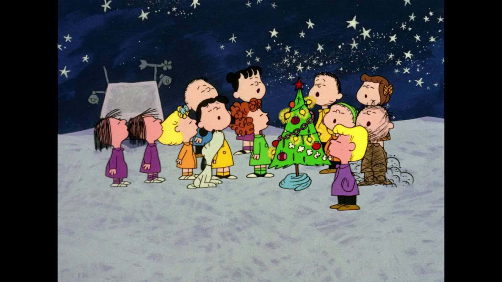 花生漫畫角色在雪地中，星星下圍著聖誕樹唱聖誕歌。