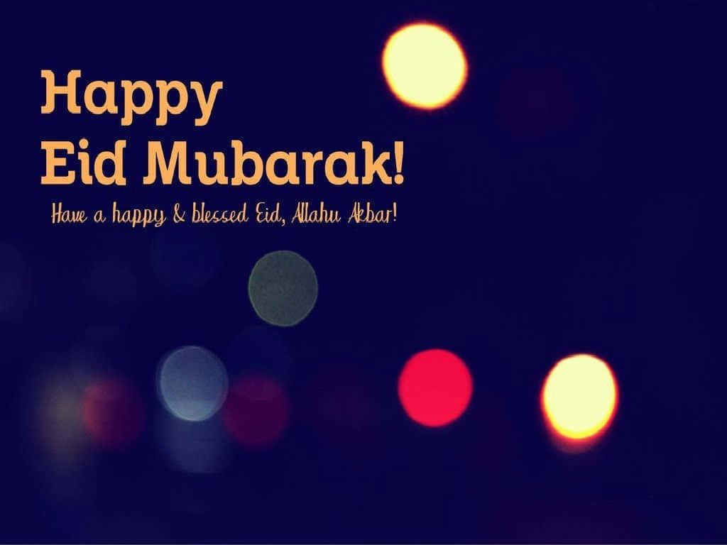 Eid Mubarak 桌布 壁紙 — 慶祝開齋節的金色文字在深藍色背景上閃耀，背景點綴著彩色散景燈光。