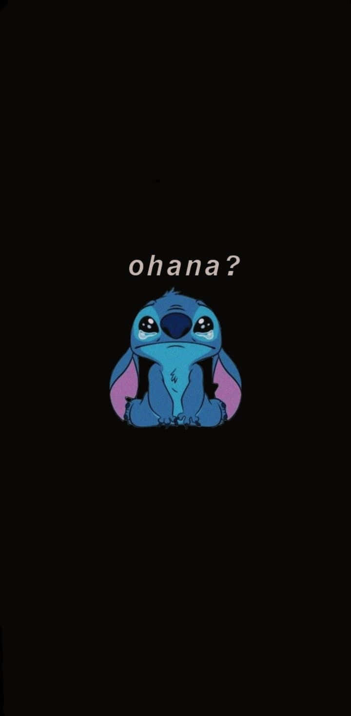 藍色外星人角色史迪奇在黑色背景上看起來悲傷，帶有文字 ohana?。