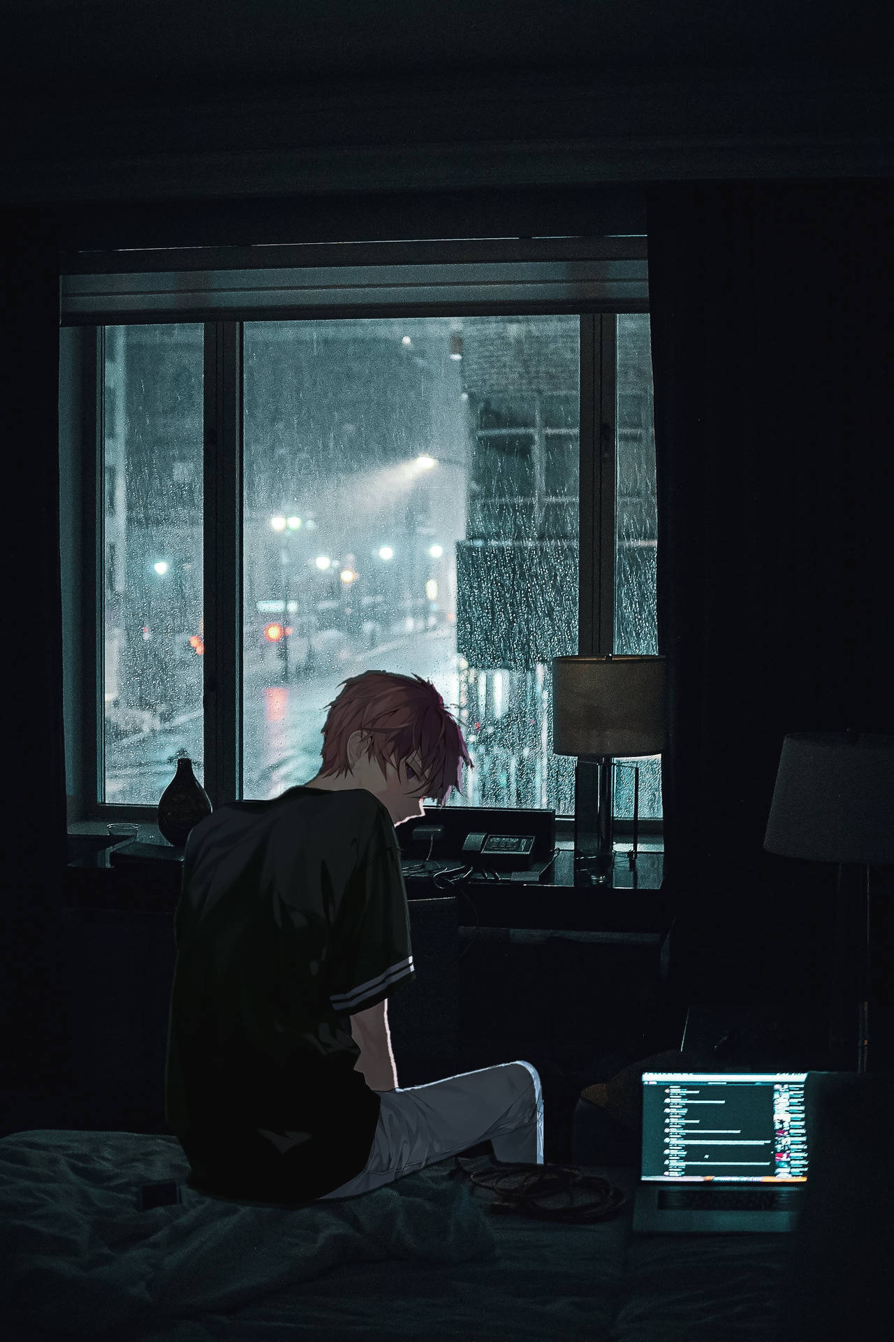 動漫男孩坐在床上，透過帶有雨痕的窗戶眺望夜晚的城市燈光。
