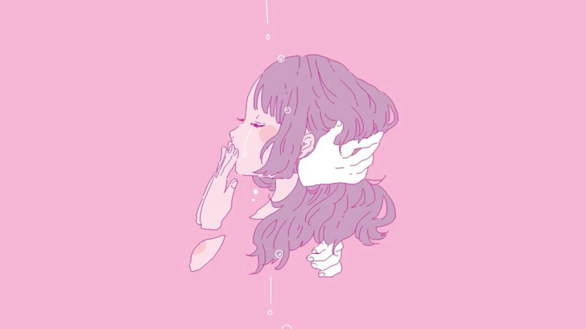 憂傷女孩抓頭藝術 壁紙 — 一位擁有紫色頭髮的細膩動漫女孩，在柔和的粉紅色背景上輕輕漂浮，雙手靠近臉龐，姿態寧靜。