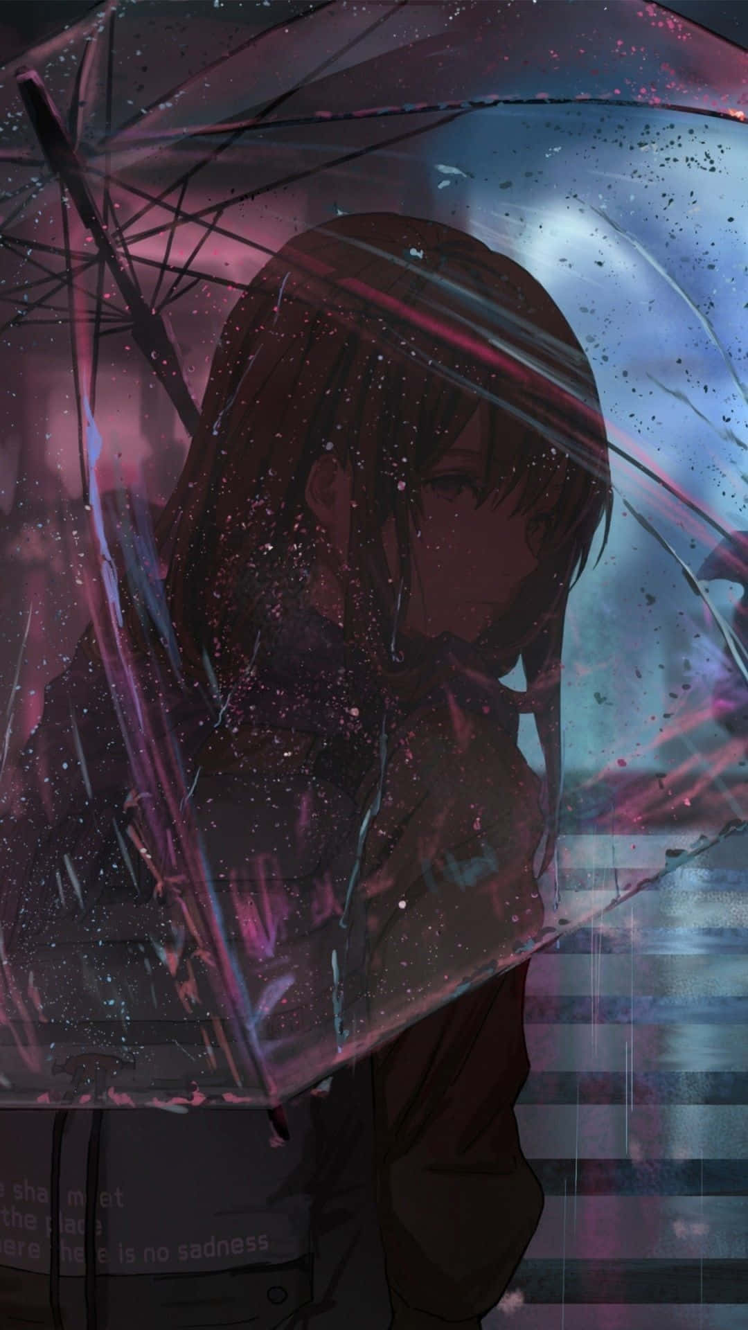 憂鬱動畫女孩雨中持傘回望 壁紙 — 一個憂鬱的動漫女孩，深色頭髮，在陰沉的黃昏天空下，雨水順著玻璃流下，她拿著一把透明雨傘。
