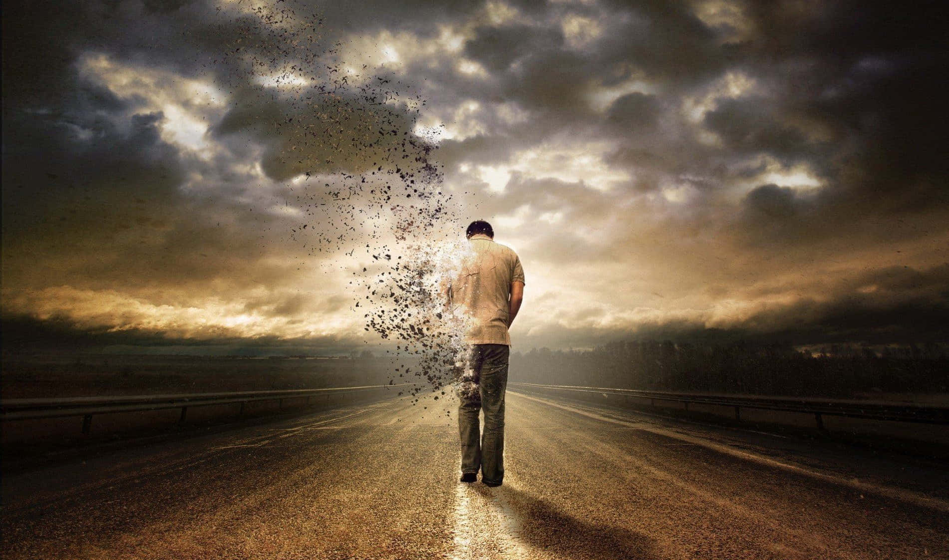 男人在空無一人的道路上行走，在黃昏的暴風雨天空下分解成粒子。