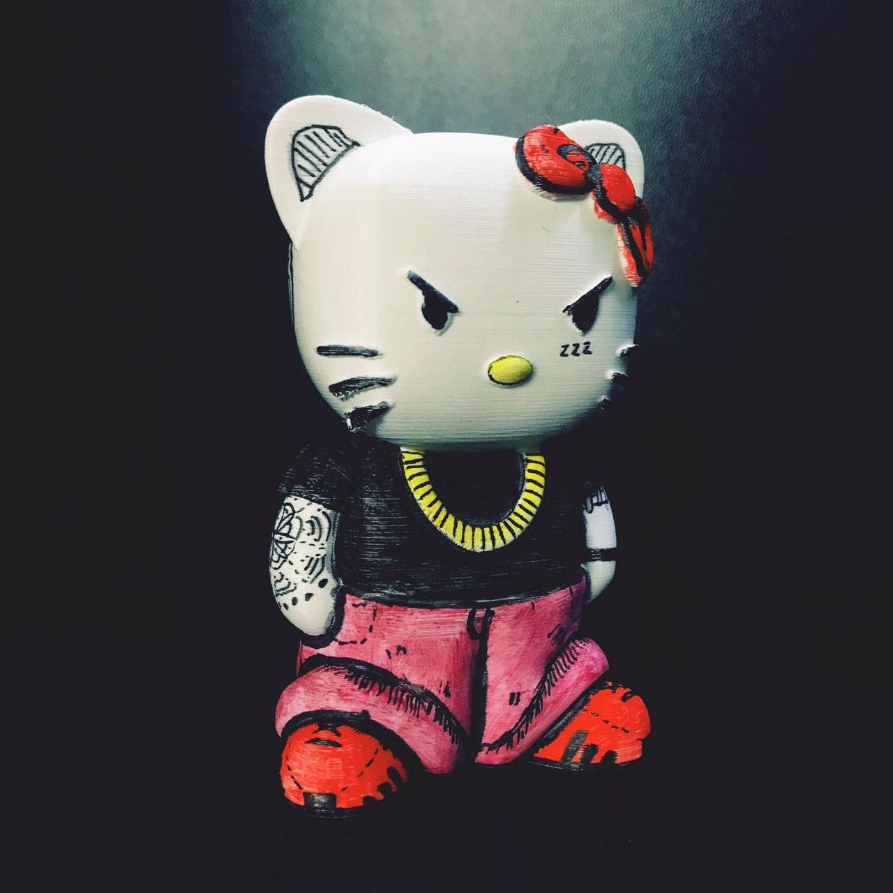 憤怒Hello Kitty萬聖節惡棍 壁紙 — 一個3D打印的Hello Kitty公仔，帶有憤怒表情、紋身和塗鴉風格服裝，在戲劇性的聚光燈下。