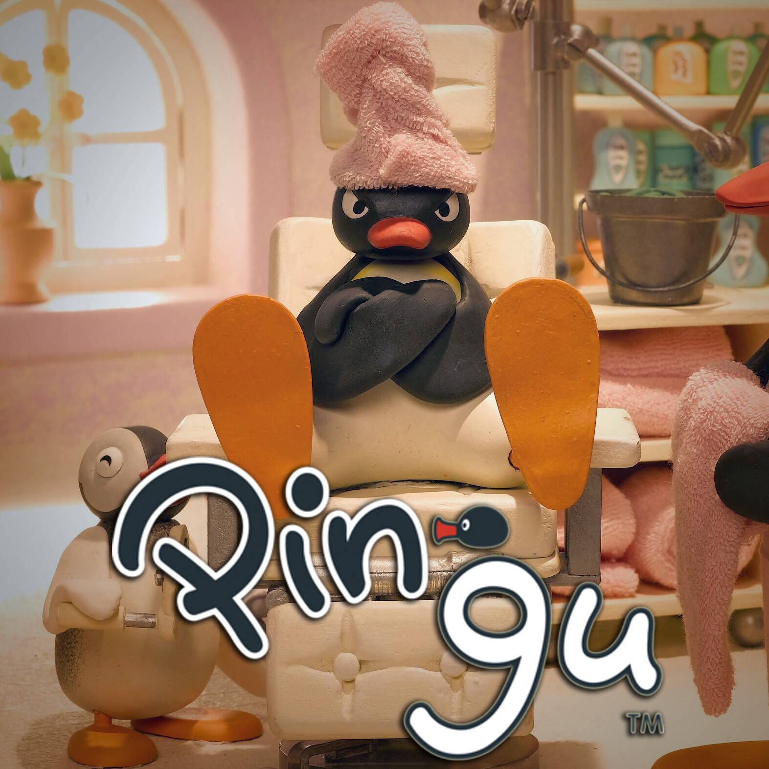 憤怒Pingu毛巾頭 壁紙 — Pingu 坐在沙龍椅上，頭上放著一條粉紅色毛巾，而一隻較小的企鵝在附近拿著工具。