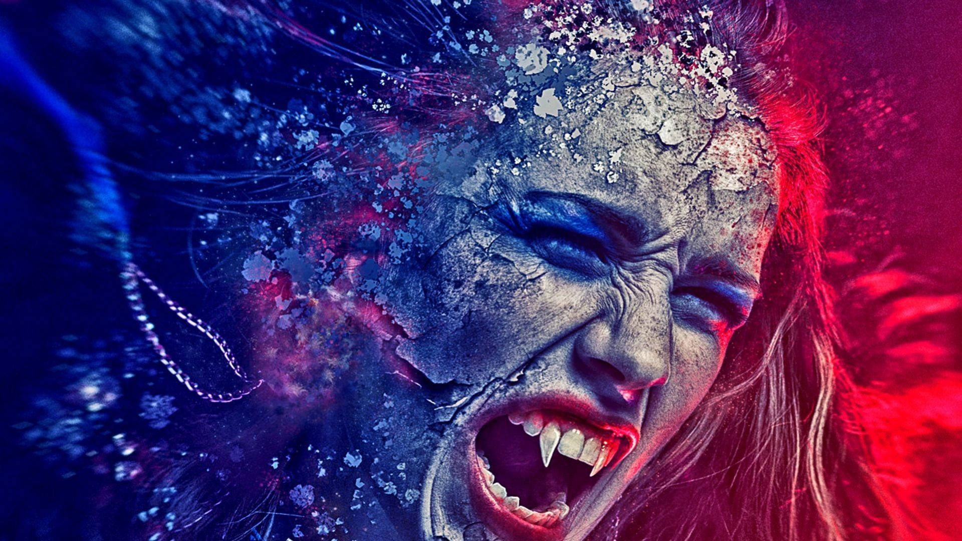 憤怒女吸血鬼 壁紙 — 一個皮膚龜裂、長著獠牙的女人對著宇宙藍紅背景咆哮。
