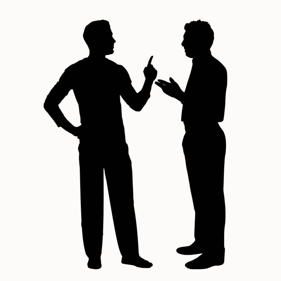 憤怒男性剪影插畫 壁紙 — 兩個黑色剪影的男人面對面爭論，一個指責地指著對方，另一個防禦性地做手勢，背景為純白色。
