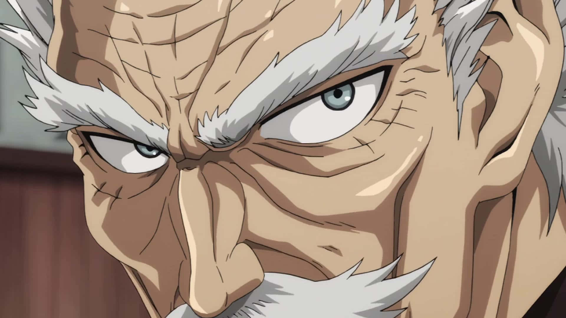 One Punch Man Bang 桌布 壁紙 — 憤怒的動漫老人特寫，白髮和強烈的藍眼睛，兇狠地瞪視。