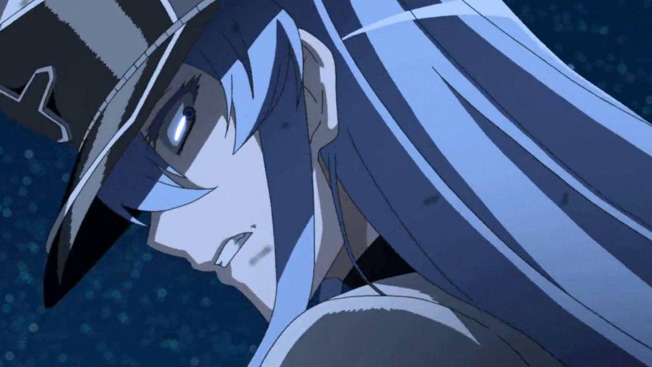 憤怒的艾斯德斯 壁紙 — 一個近距離動漫角色，長長嘅藍色頭髮同帽，喺深藍色星空背景下專注咁凝視。